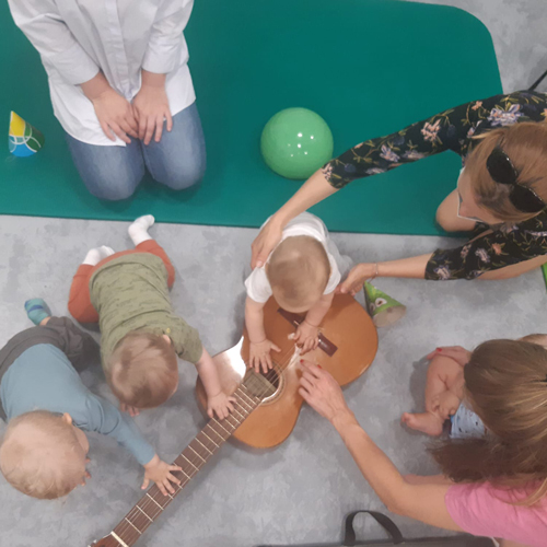 Różnica między muzykoterapią a edukacją muzyczną